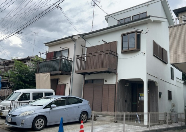 【前面道路含む現地写真】 | 住宅用の土地では前面道路に2m以上接していなければならないと法律で定められています。しかし、お持ちの車のサイズやライフスタイルなどにより、2mでは利便が悪い場合もございますので、事前に確認しましょう。