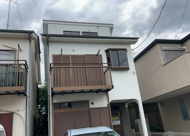 【外観】 | 現地に行くなら、物件の周囲の地形がどうなっているかを見ることも大切です。周辺より低くなっている土地では、大雨などで水が集まりやすいため、地盤が弱くなっているということも考えられるため、注意が必要です。