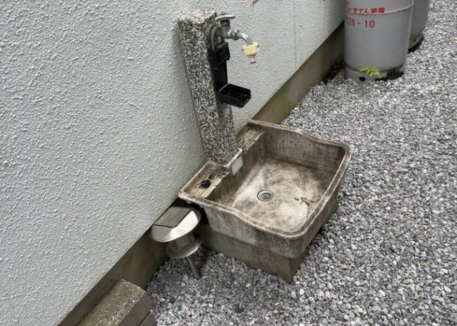 【設備】 | 敷地内に散水栓や立水栓があると便利です。水道水を直接利用できるため、水を運ぶ手間を省くことが出来ます。大量の水を必要とする洗車作業や清掃などに役立ちます。その他設備とあわせて、現地でご確認ください。