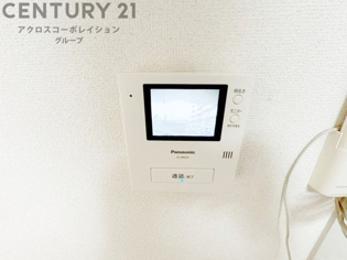 訪問者が来たときにテレビ画面で確認できるため、安心してドアを開けられます。録画機能があるものもあり、留守中に来訪者を記録しておくことができます。利便性が高く、セキュリティ面でも安心です。