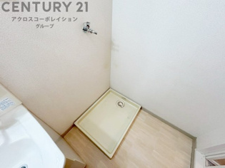 洗濯物の仕分け作業がしやすく、整理整頓が容易になります。洗濯音や湿気を他の部屋に持ち込まず、生活環境を快適に保ちます。上部を活用すれば収納スペースを確保でき洗剤や洗濯用品の整理もしやすくなります。