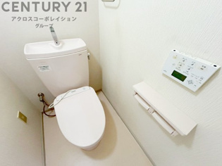 温水洗浄便座付トイレは温水洗浄機能により、暖かい水でおしりを洗浄することができ、冷たい水を使う従来の便座に比べ、温水洗浄機能で暖かいトイレを提供し、快適な使用を可能にします。