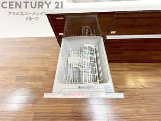 手洗いに比べて時間や労力を節約できることです。また、高温のお湯で洗浄されるため、雑菌や細菌を殺菌する効果もあります。さらに、乾燥機能があるため、手で拭く手間も省け衛生的に保管できます。