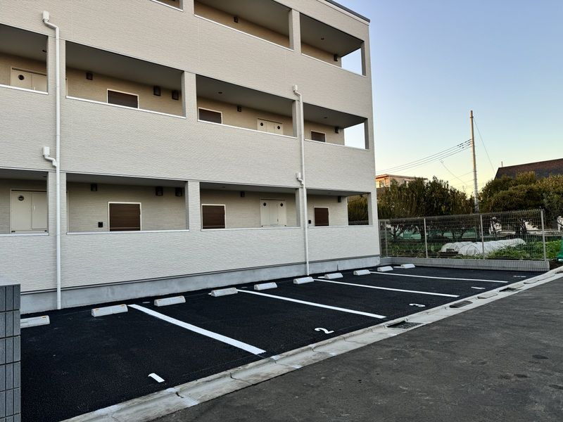 所沢市大字下安松のアパートの駐車場
