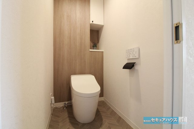 ライオンズガーデン三河安城第2のトイレ|【高機能トイレ】
◆高機能トイレの多くは便器のフタの開閉が自動であり、使用後に手動で水を流す面倒もなく非常に便利です。スタイリッシュな見た目で、お掃除しやすく、節水効果が高いです。　　　　　　　　　　