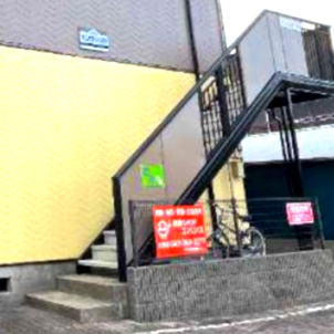 千葉市中央区蘇我５丁目のアパートのエントランス