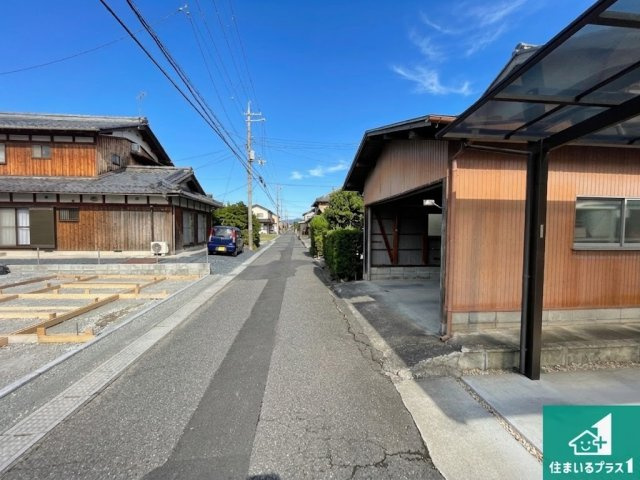 ★12(土)13(日)現地見学可能！★東近江市聖徳町　限定1邸の前面道路含む現地写真|周辺は閑静な住宅街！前面道路広々で車の出し入れも便利です。駐車が苦手な方でも安心して車庫入れできます！