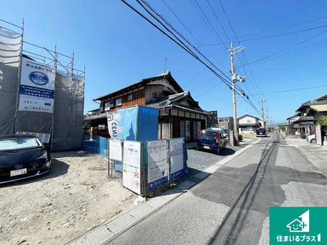 東近江市聖徳町　新築一戸建ての前面道路含む現地写真|周辺は落ち着いた街並みの住宅地！子育てがしやすい住環境です！まだ未完成ですが、現地でしかわからない事もございます。是非一度ご覧ください。