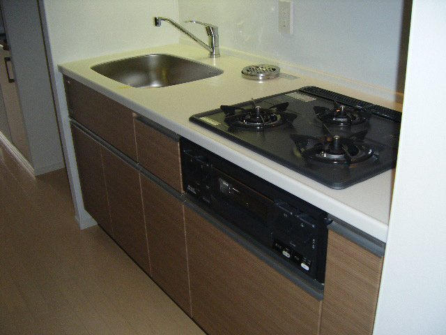 パークアクシス西船橋本郷町のキッチン|3口コンロ付きのシステムキッチン