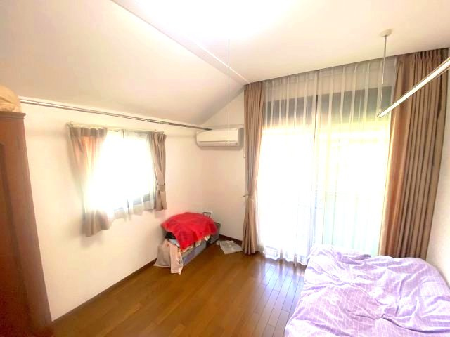 古淵４丁目　中古戸建の洋室|天井付のカーテンで開放的でスッキリとした空間