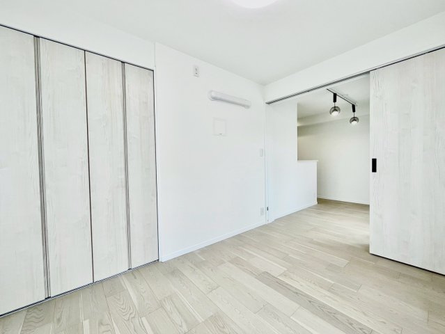 マンションパーク宮仲の洋室|2026.06.11撮影

現地ご見学希望・資料請求などお気軽にお問い合わせ下さい！
03-5990-5201