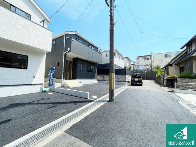 5日(土)6日(日)現地ご見学可能！　枚方市長尾台　ラスト1邸の前面道路含む現地写真|周辺は閑静な住宅街！前面道路広々で車の出し入れも便利です。駐車が苦手な方でも安心して車庫入れできます！
