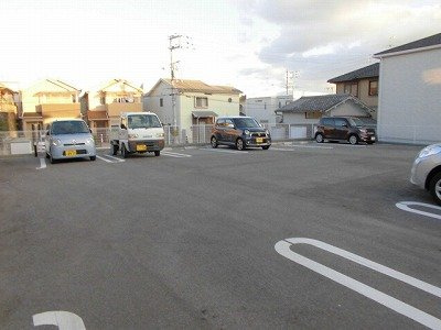 ミロワールの駐車場