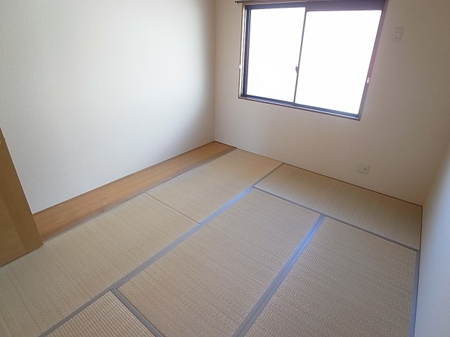 ヒルズ大谷の内装|明るく日当りの良い和室（入居前に畳入れ替えます）