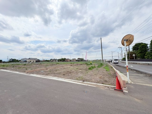 川越市鴨田　建築条件付売地　東武東上線『川越駅』バス26分　【芳野小学区】の前面道路含む現地写真