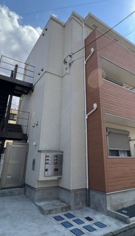 足立区保塚町のアパートのエントランス