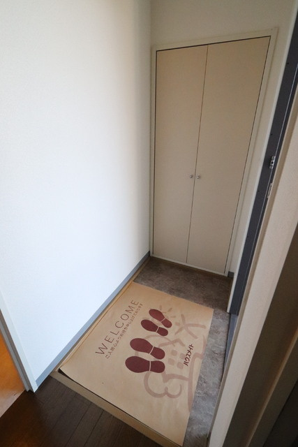 パインヴィレッヂB棟の玄関