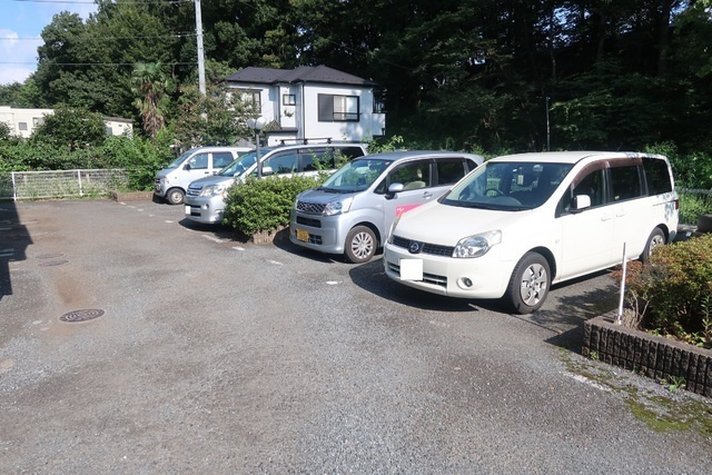 パインヴィレッヂB棟の駐車場