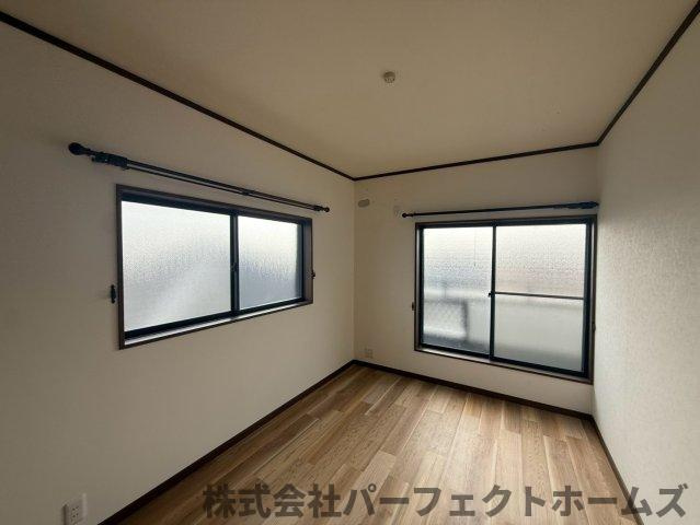 都丘町戸建の洋室|明るい洋室です