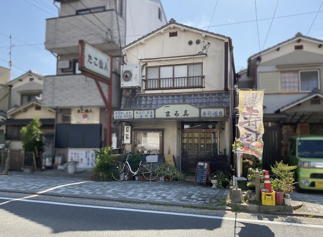 【前面道路含む現地写真】 | 伏見区向島東定請　店舗付き住宅 | 郵便局などの金融機関も徒歩圏内に点在しているので助かります。