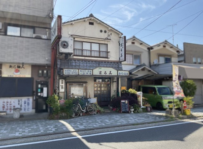 【前面道路含む現地写真】 | 伏見区向島東定請　店舗付き住宅 | 2階の間取は、和室6帖と、和室12帖があり広いスペースでゆったりくつろげます。