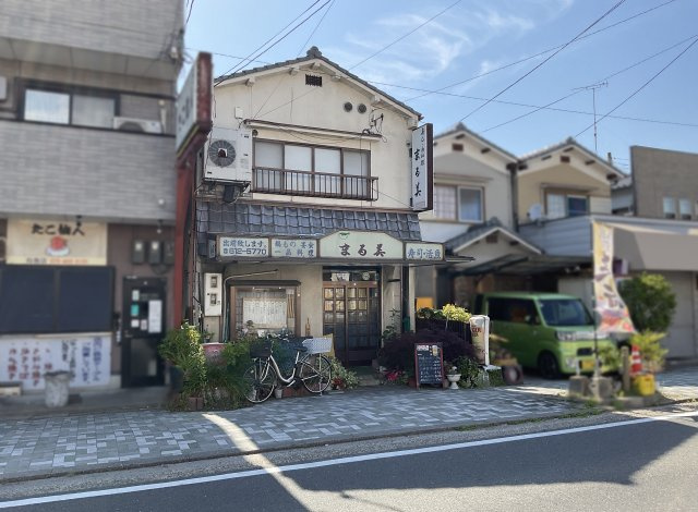 【前面道路含む現地写真】 | 伏見区向島東定請　店舗付き住宅 | 2階の間取は、和室6帖と、和室12帖があり広いスペースでゆったりくつろげます。