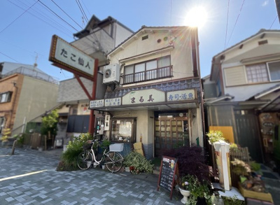 【外観】 | 伏見区向島東定請　店舗付き住宅 | 徒歩1分ほどにセブンイレブンがありので便利です《セブンイレブン伏見向島津田町店》