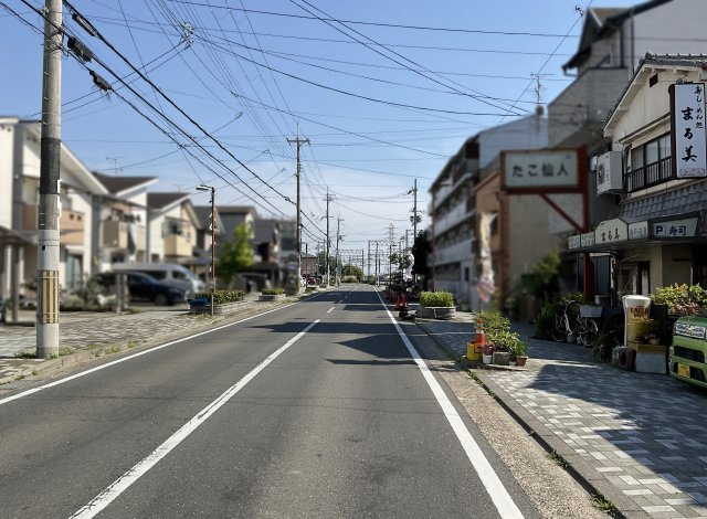 【前面道路含む現地写真】 | 伏見区向島東定請　店舗付き住宅 | スーパーは徒歩5分に「とりまさストア」という小さめのスーパーがありますが、少し足を延ばせば、近商ストア、フレスコ、万代などがあります。