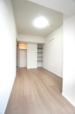 【洋室】 | 【上質リノベ】ハイツ翠苑 | 【洋室約5.4帖】
どんな家具や敷物でも部屋に馴染みやすく、
コーディネートがし易そうですね。
配置も柔軟に対応できるので身の回りの整理もし易い！
自分好みの空間に出来そうですね！