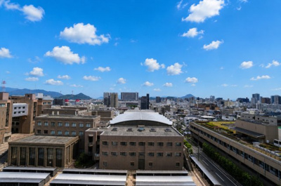 【展望】 | 【上質リノベ】ハイツ翠苑 | 【四季を感じる】
四季の移ろい・爽やかな青空や風を感じられ
自然を愉しめるパノラマビュー。
毎日の暮らしに余裕を感じさせてくれる、
遮る物の無い開放的な眺望を是非、ご堪能ください。
