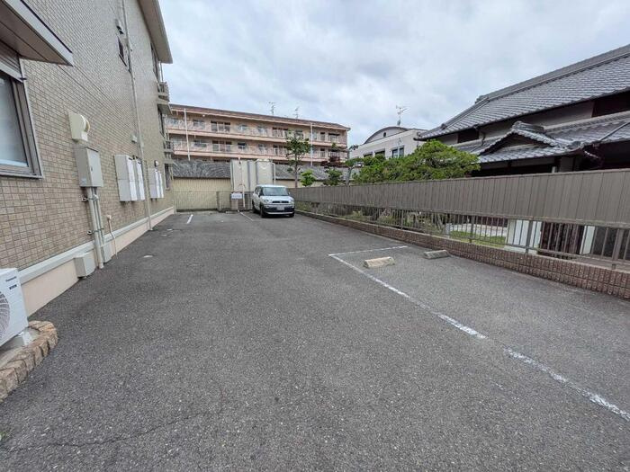 エクセルフォートの駐車場