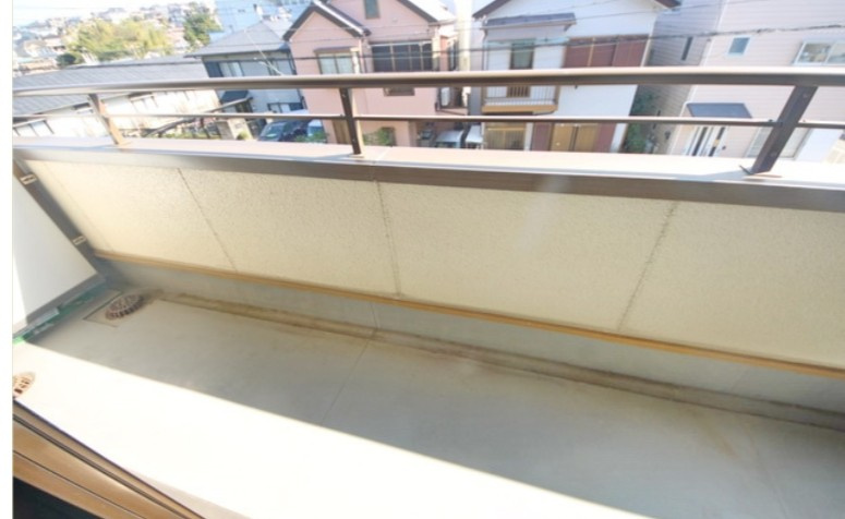 横浜市神奈川区三枚町の賃貸マンションのバルコニー