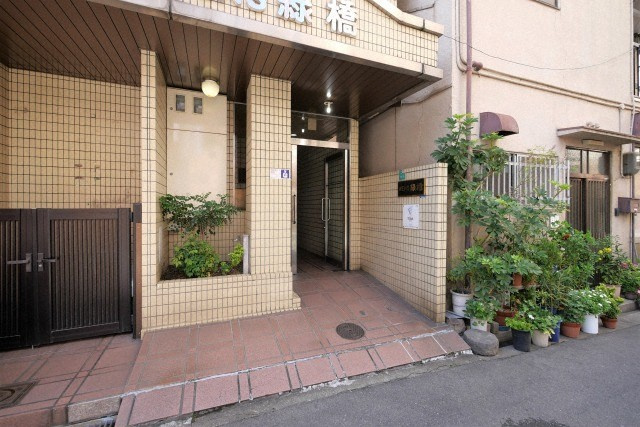 大阪市東成区中本２丁目の賃貸マンションのエントランス