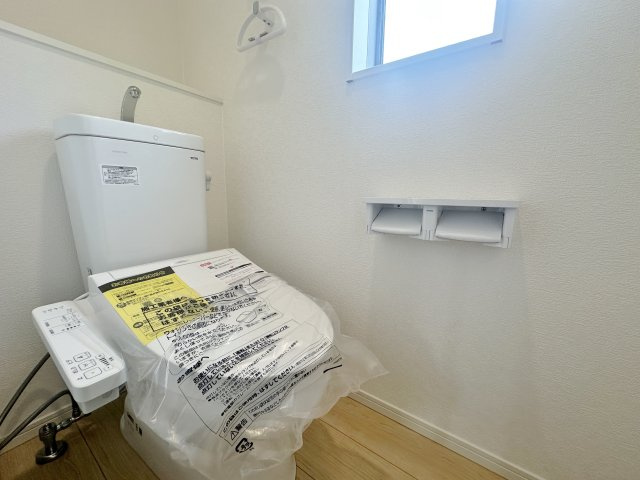 練馬区谷原4丁目 全4棟 1号棟のトイレ|お小窓を設けた明るく衛生的なトイレ(1号棟)