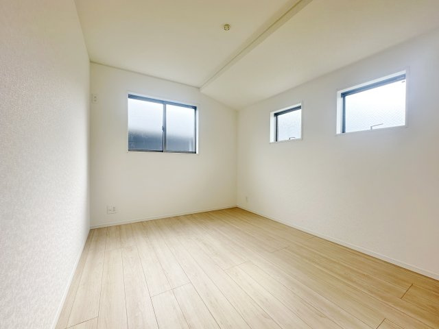 練馬区谷原4丁目 全4棟 1号棟の洋室|1階5.5帖洋室は2面開口の明るく快適な空間です(1号棟)