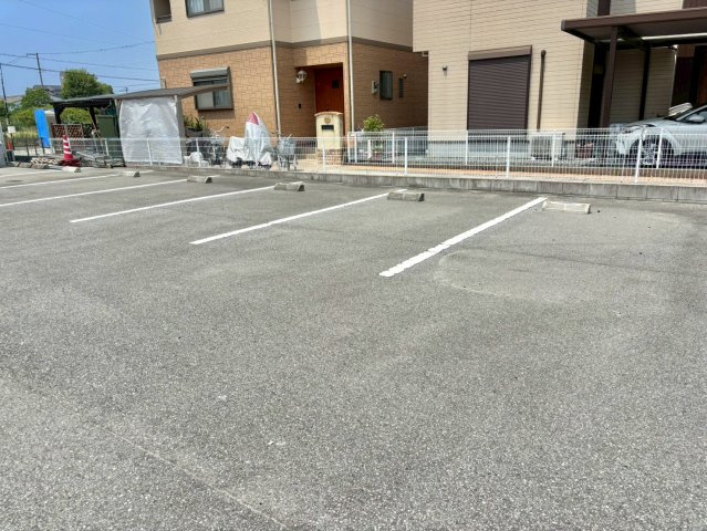 タクミマンションの駐車場