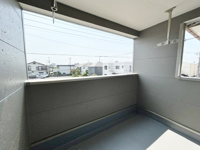 練馬区谷原4丁目 全4棟 4号棟のバルコニー|東側に面したインナーバルコニー
屋根があるので強い陽射しを遮ることができます
