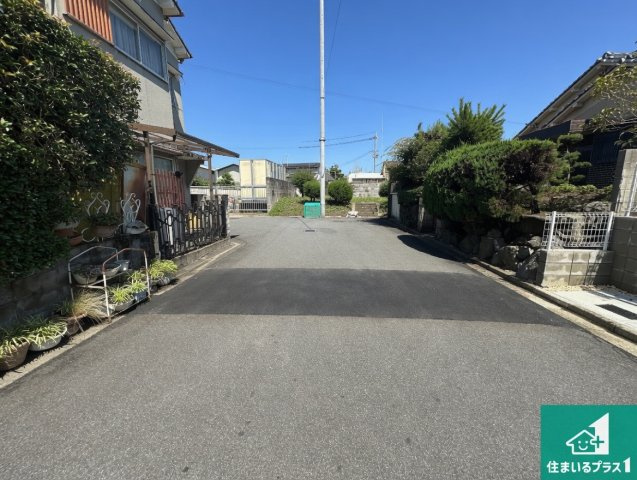 ●3(土)4(日)現地説明会！　奈良市南京終町　限定1邸の前面道路含む現地写真|周辺は閑静な住宅街！前面道路広々で車の出し入れも便利です。駐車が苦手な方でも安心して車庫入れできます！