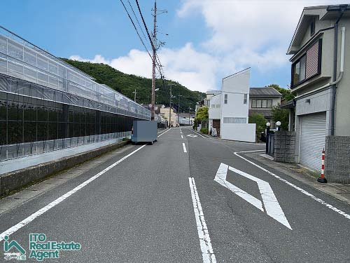 西賀茂井ノ口町　中古戸建の前面道路含む現地写真