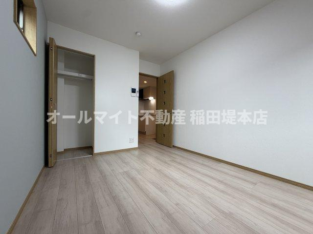 川崎市多摩区南生田７丁目のアパートの居間・リビング