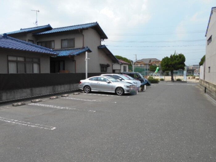 ファミーユ南手城の駐車場