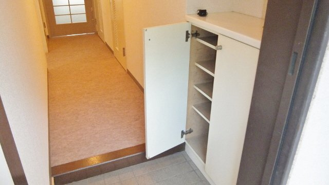 ペアヒルズ大野のトイレ|玄関には下駄箱あり