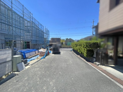 【前面道路含む現地写真】 | 東員町笹尾西２丁目　新築１号地 | 前面道路