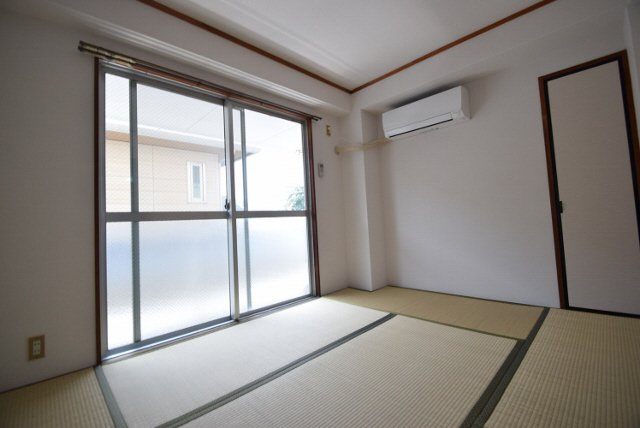 メゾン船橋法典の内装|6帖和室、南向きで明るいです。