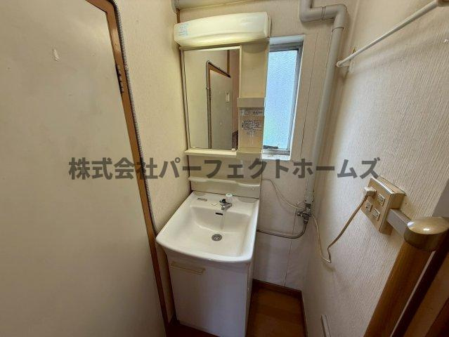 茄子作住宅5号棟の独立洗面台|朝の支度にも助かる、独立の洗髪洗面化粧台