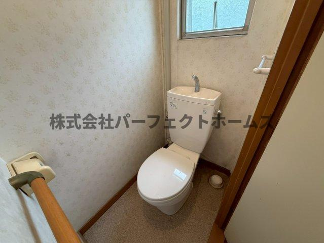 茄子作住宅5号棟のトイレ|落ち着いた色調のトイレです