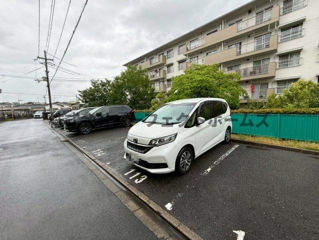 茄子作住宅5号棟の駐車場|駐車場に車を止められます