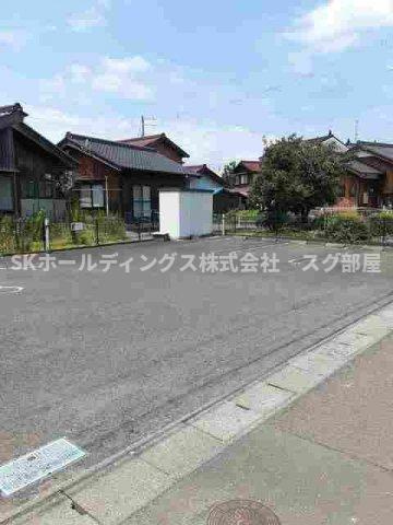 トゥー・ル・モンド・ヌーベルの駐車場