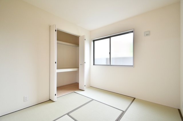 伊奈町中央全2棟2号棟の和室|和室：