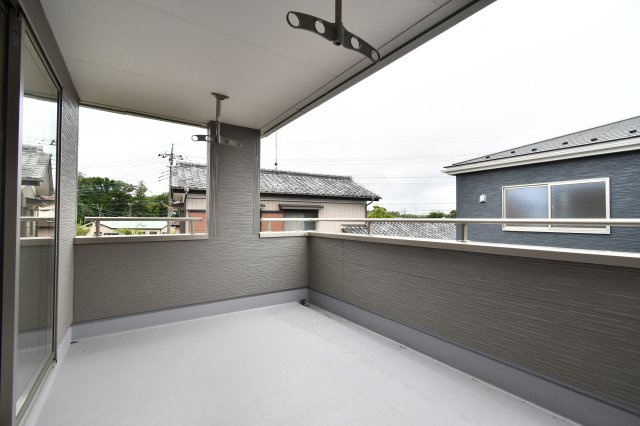 伊奈町中央全2棟2号棟のバルコニー